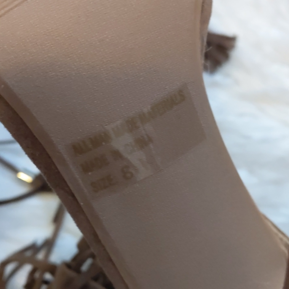 Heels - Picture 4 of 4